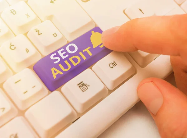 Texto de escritura de palabras Seo Audit. Concepto de negocio para la optimización de motores de búsqueda que valida y verifica el proceso . — Foto de Stock