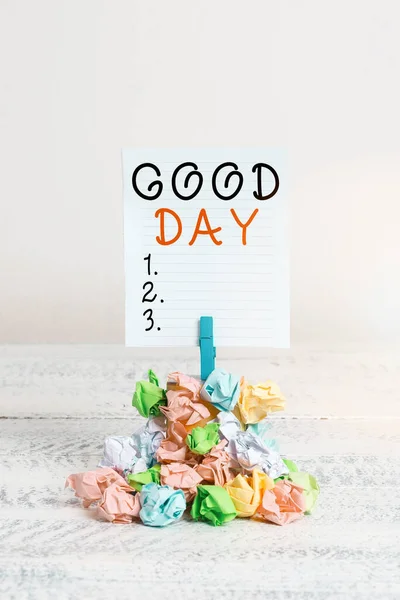 Ecriture conceptuelle montrant Good Day. Photo d'affaires mettant en valeur Profiter du moment avec le beau temps Avoir beaucoup de plaisir Rappel pile de papier froissé coloré pinces à linge espace en bois . — Photo