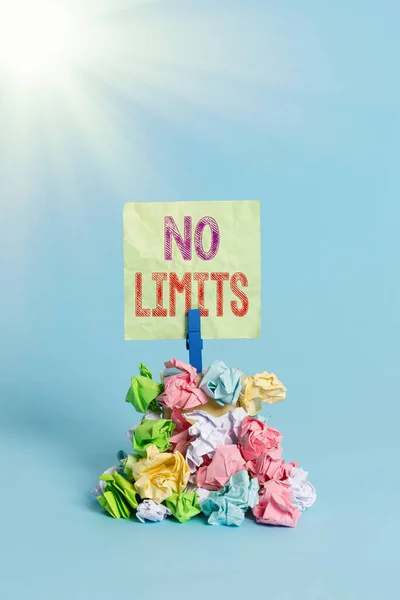 Signo de texto que muestra No Limits. Foto conceptual para hacer lo que pueda sin restricciones y conteniendo Recordatorio pila de papel arrugado color pinza recordatorio fondo azul . — Foto de Stock