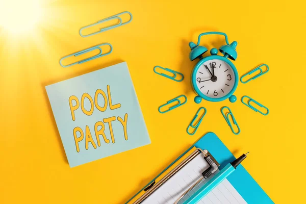 Escritura a mano texto Pool Party. Concepto que significa celebración que incluye actividades en una piscina Metal despertador reloj portapapeles clips bolígrafo bloc de notas de color de fondo . —  Fotos de Stock