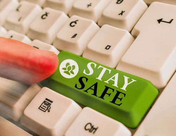 Kézírás szöveg írás Vigyázz magadra. Fogalom jelentése biztonságos a fenyegető veszély, kár vagy hely tartani tárgyak. — Stock Fotó