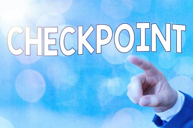 Kontrol Noktası 'nı gösteren not yazılıyor. Gezginlerin güvenlik kontrollerine tabi tutulduğu iş fotoğraflarının gösterildiği insanlı giriş.