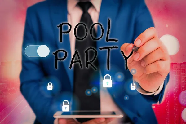 Schrijfbriefje met Pool Party. Zakelijke foto showcasing feest dat activiteiten in een zwembad omvat. — Stockfoto