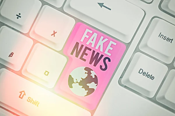 Scrivere una nota che mostra notizie false. Foto d'affari in mostra false informazioni pubblicano con la scusa di essere notizie autentiche . — Foto Stock