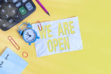 Açık olduğumuzu gösteren mesaj işareti. Kavramsal fotoğraf hiçbir kapatma veya sınırlama bariyer, her tarafta erişilebilir Alarm saat klipleri lastik bant hesap makinesi renkli arka plan.