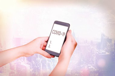 Kelime yazma metni Covid19. Coronavirus 'un sebep olduğu hafif ve ağır solunum hastalıkları konsepti.