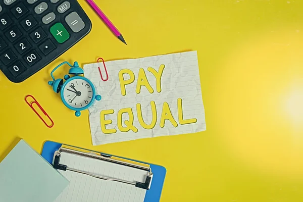 Escrevendo nota mostrando Pay Equal. Foto de negócios mostrando Princípio da não discriminação em compensação de trabalho Relógio despertador esmagado calculadora lápis prancheta cor fundo . — Fotografia de Stock