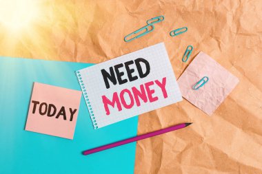 İhtiyaç Parası 'nı gösteren kavramsal el yazısı. İş fotoğrafı metni harcamaları sürdürmek veya kağıt işleri masa karesi sarmal not defteri çalışma malzemelerini sürdürmek için finansal yardım gerektirir.