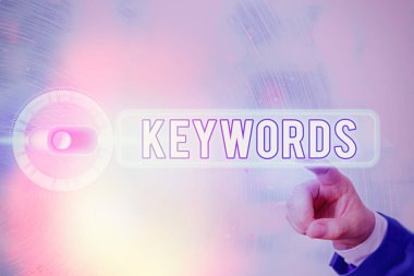 Anahtar kelimeleri gösteren kavramsal el yazısı. Büyük öneme sahip bir kod kavramının anahtarı gibi davranan iş fotoğrafı sözcüğü.