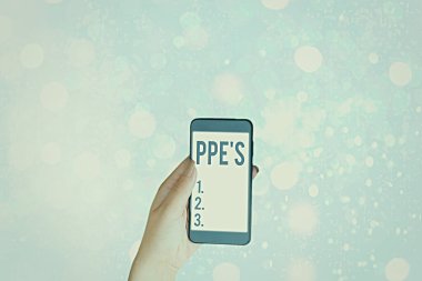 Ppes 'ı gösteren bir not yazıyorum. İş fotoğraflarında sağlık ve güvenlik tehlikelerine karşı özel ekipmanlar gösteriliyor.