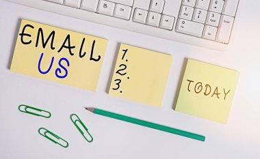 Mesaj işareti bize e-posta gönderiyor. Posta kullanan bir gruba ticari bir mesaj göndermek kavramsal bir fotoğraf boş fotokopi alanı yapışkan notlarının üzerinde iş konsepti ile yatıyordu.