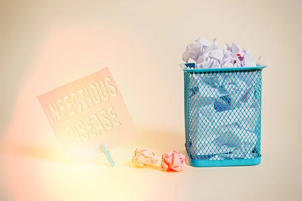 Schrijfbriefje met Infectieziekte. Zakelijke foto showcasing veroorzaakt door pathogene micro-organisme, zoals virussen, etc Notitie papier en stationair geplaatst boven zachte pastel kleur achtergrond. — Stockfoto