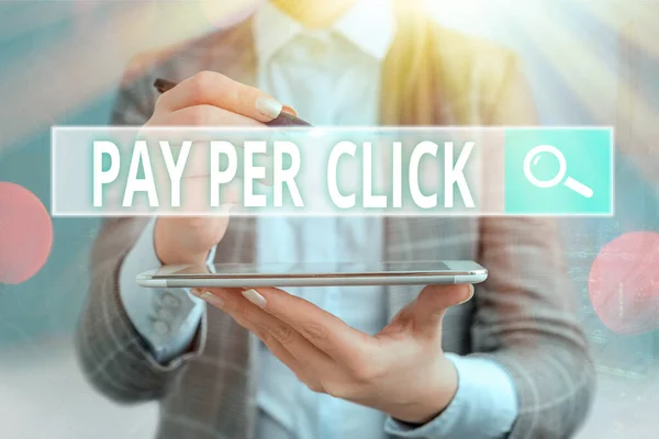 Sinal de texto mostrando Pay Per Click. Marketing de internet foto conceitual em que o pagamento é baseado em cliques . — Fotografia de Stock