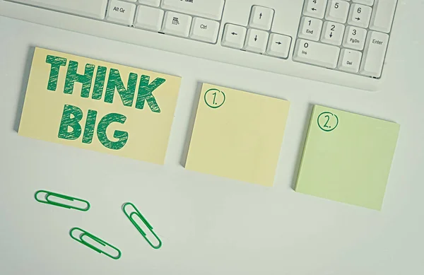 Написання тексту почерком Think Big. Концептуальне значення Планування чогось високої цінності для себе або для приготування Плоский лежав вище порожнього місця копіювання липких нот з бізнес-концепцією . — стокове фото