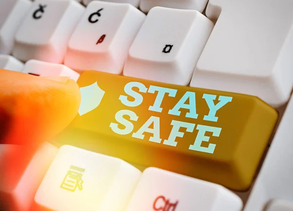 A "Maradj biztonságban" feliratot. Üzleti fotó bemutatása biztonságos a fenyegető veszély, kár vagy hely, hogy tartsa cikkek. — Stock Fotó