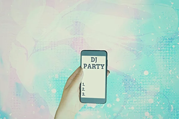 Textzeichen mit DJ Party. Konzeptfoto zeigt, wer im Radio aufgezeichnete populäre Musik vorstellt und abspielt. — Stockfoto
