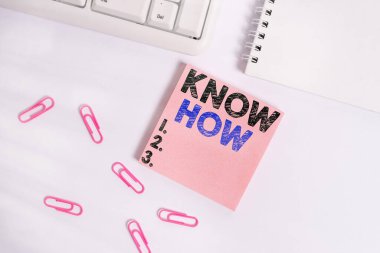 Know How 'u gösteren not yazıyorum. İş fotoğrafı gösterimi Yapacağınız şeyleri öğrenme süreci ilk kez PC klavyesinin yanındaki beyaz arkaplan üzerine boş not kağıdı.