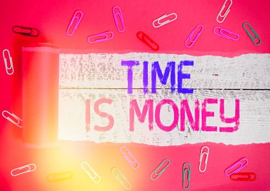 Zaman Para 'yı gösteren kavramsal el yazısı. İşleri mümkün olduğunca çabuk halletmek ve zaman kaybetmemek için iş fotoğrafı sergisi..