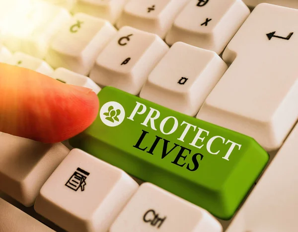 Escribir texto a mano Proteger vidas. Concepto que significa cubrir o proteger de daños o destrucción por lesiones por exposición . —  Fotos de Stock