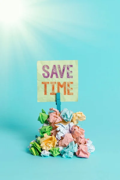 Signo de texto que muestra Save Time. Foto conceptual para hacer algo de manera más eficiente, de modo que se requiere menos tiempo Recordatorio pila de papel arrugado color tendedero recordatorio fondo azul . —  Fotos de Stock