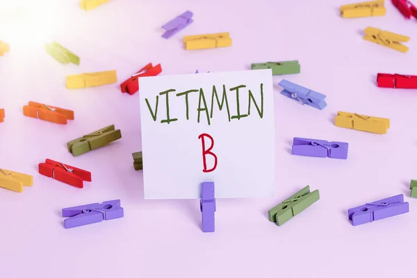 Sinal de texto mostrando Vitamina B. Foto conceitual Nutriente que ajuda a manter o nervo do corpo e as células sanguíneas saudáveis Papéis de roupa coloridos lembrete vazio piso branco fundo escritório . — Fotografia de Stock