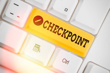 Kontrol Noktası 'nı gösteren kavramsal el yazısı. Gezginlerin güvenlik kontrollerine tabi tutulduğu iş fotoğraflarının gösterildiği insanlı giriş.