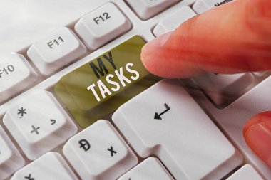 Görevlerimi yazan el yazısı metinleri. Kavram derken, belirli bir süre içinde tamamlanması gereken görevlendirilmiş bir iş parçasını kastediyorum..