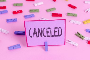 İptal Edildiğini gösteren not yazılıyor. İş fotoğraflarının sergilenmesi planlı ya da beklenen bir şeyi yapmamaya karar veriyor. Renkli çamaşır iğnesi kağıtları boş, pembe zemin ofis broşu..