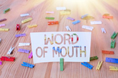 Ağzından çıkanı kulağın duyuyor mu? Renkli çamaşır iğnesi kağıtları boş hatırlatıcı ahşap zemin arka plan ofisi olmadan iletilen kavramsal fotoğraf bilgisi.