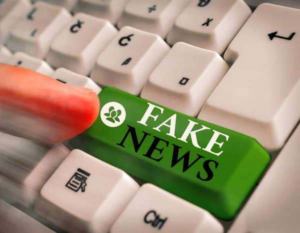 Scrivere testi a mano su fake news. Concetto che significa false informazioni pubblicate con il pretesto di essere notizie autentiche . — Foto Stock