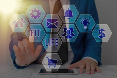 Fit Life 'ı gösteren bir not yazıyorum. İş fotoğrafı gösterimi sağlıklı beslenme ve egzersizle sağlıklı bir yaşam sağlıyor..