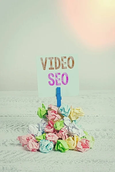 Signo de texto que muestra Video Seo. Foto conceptual el proceso de mejorar el ranking o la visibilidad de un video Recordatorio pila de papel arrugado color pinza recordatorio espacio de madera blanco . — Foto de Stock