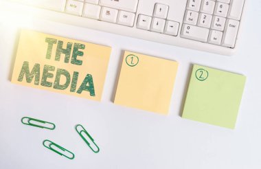 The Media 'yı yazan el yazısı metni. Toplu olarak kabul edilen ana kitle iletişim araçları kavramının anlamı boş fotokopi alanı yapışkan notlarının üzerinde iş konseptiyle yatmaktadır..