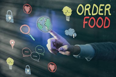 Sipariş Yemeği 'ni gösteren bir not yazıyorum. Bir restoranda tercih edilen yemeği talep etme sürecini gösteren iş fotoğrafı..