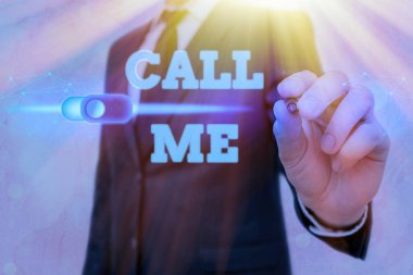 Call Me 'yi gösteren bir not yazıyorum. Bir şey hakkında konuşmak için telefonla iletişim kurmak istediğini gösteren iş fotoğrafı..