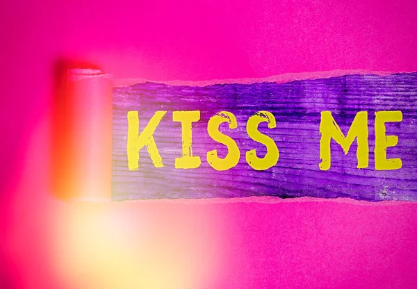 Texto de escritura de palabras Kiss Me. Concepto de negocio para solicitar informalmente tocar mis labios con sus labios o presionar contra . —  Fotos de Stock