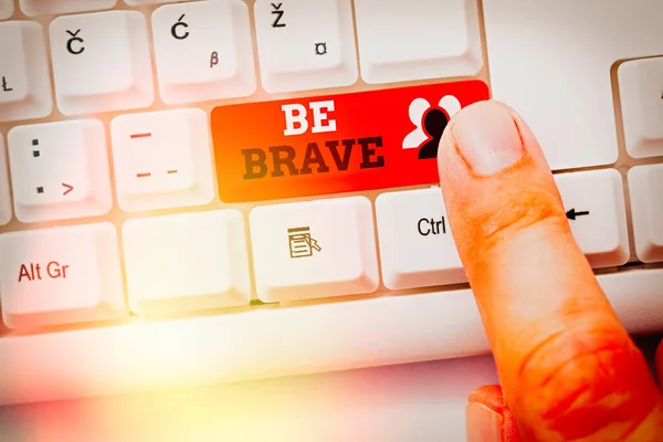 勇敢であることを示すメモを書く。勇気を示す危険や痛みに直面する準備ができていることを示すビジネス写真太字. — ストック写真