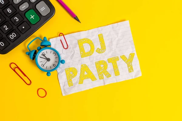 Escritura a mano de texto Dj Party. Concepto que significa demostrar quién introduce y reproduce música popular grabada en la radio clips de reloj de alarma nota banda de goma calculadora lápiz de color de fondo . — Foto de Stock