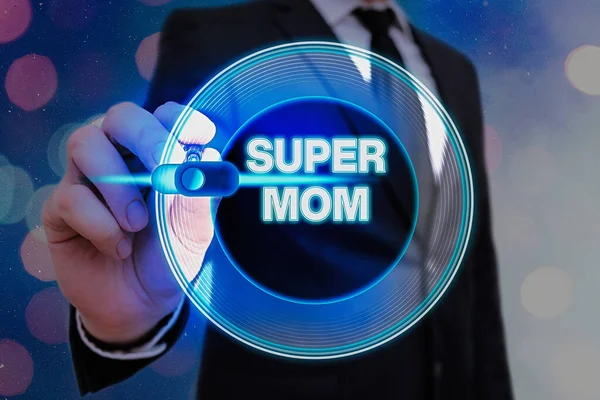 Schrijfbriefje met Super Mam erop. Bedrijfsfoto toont een moeder die kinderopvang en fulltime werk kan combineren. — Stockfoto