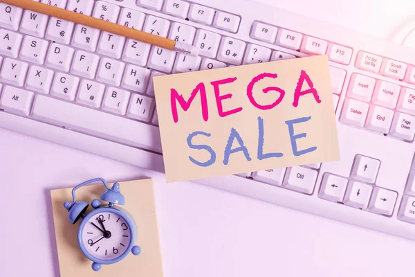 Написання нотатки, що показує Mega Sale. Ділова фотографія, що демонструє день, повний спеціальних закупівель і важких знижок Плоский лежав над порожнім папером нотатки на клавіатурі ПК олівці і годинник . — стокове фото