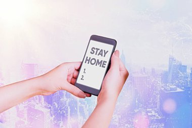 Kelime yazma metni Evde Kal. Bir etkinlik için dışarı çıkmama ve evde ya da evde kalma konsepti..