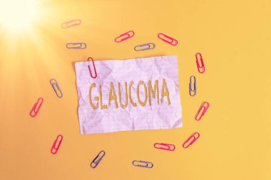 El yazısı metni Glaucoma. Görüş kaybı ile sonuçlanan göz hastalıkları kavramının anlamı. Görme kaybı. Ezilmiş kağıt sayfası..