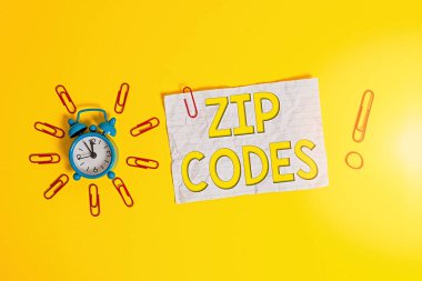 Kelime yazma Zip kodları. Posta adresine sayılar için iş kavramı eklendi. Posta adreslerinin sıralanmasına yardımcı olmak için metal klasik alarm klipleri ezilmiş levha lastiği renkli arka plan.