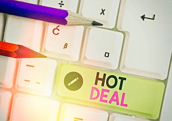 Handschrift tekst Hot Deal. Begrip: een overeenkomst waarbij een van de partijen wordt aangeboden en aanvaard. — Stockfoto