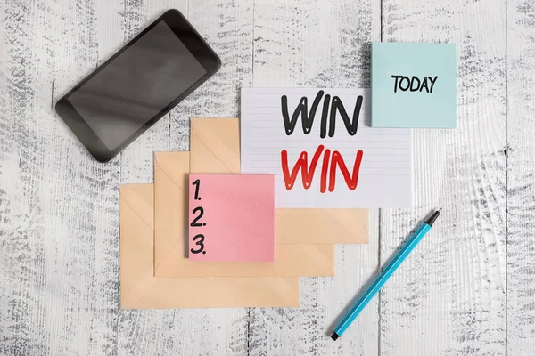 Word writing text Win Win. Geschäftskonzept für oder die Bezeichnung einer Situation, in der jede Partei in irgendeiner Weise profitiert Umschläge Marker linierten Papier Smartphone Blatt Notizblöcke hölzernen Hintergrund. — Stockfoto