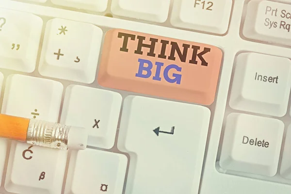 Escritura a mano conceptual que muestra Think Big. Texto de la foto de negocios Para planear algo de alto valor para uno mismo o para la preparación . — Foto de Stock