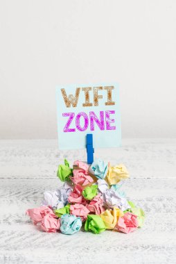 Karı Bölgesi 'ni gösteren mesaj işareti. Kavramsal fotoğraf kablosuz yüksek hız internet ve ağ bağlantıları sağlar. Yığını hatırlatan buruşmuş kağıt çamaşır tokası beyaz ahşap alanı hatırlatır..