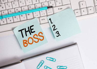 Kelime yazma mesajı: Patron. Organizasyonun kontrolünü veya otoritesini kimin elinde tuttuğunu gösteren bir iş konsepti boş fotokopi alanının üzerinde iş konseptiyle birlikte yapışkan notlar yatıyordu..