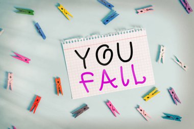 Başarısız Olduğunu gösteren bir not yazıyorum. İş fotoğrafı gösterimi birinin beklentilerini karşılayamıyor. Renkli çamaşır iğnesi dikdörtgeni şekilli kağıt mavi arkaplan.