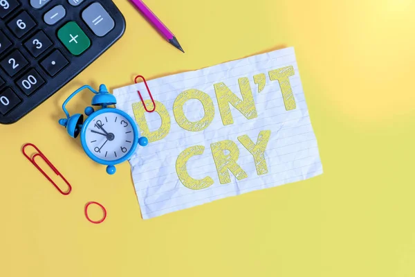 Escritura de texto a mano Don T Cry. Concepto que significa derramamiento de lágrimas típicamente como una expresión de angustia dolor o dolor Clip de reloj de alarma nota goma banda calculadora lápiz color fondo . — Foto de Stock